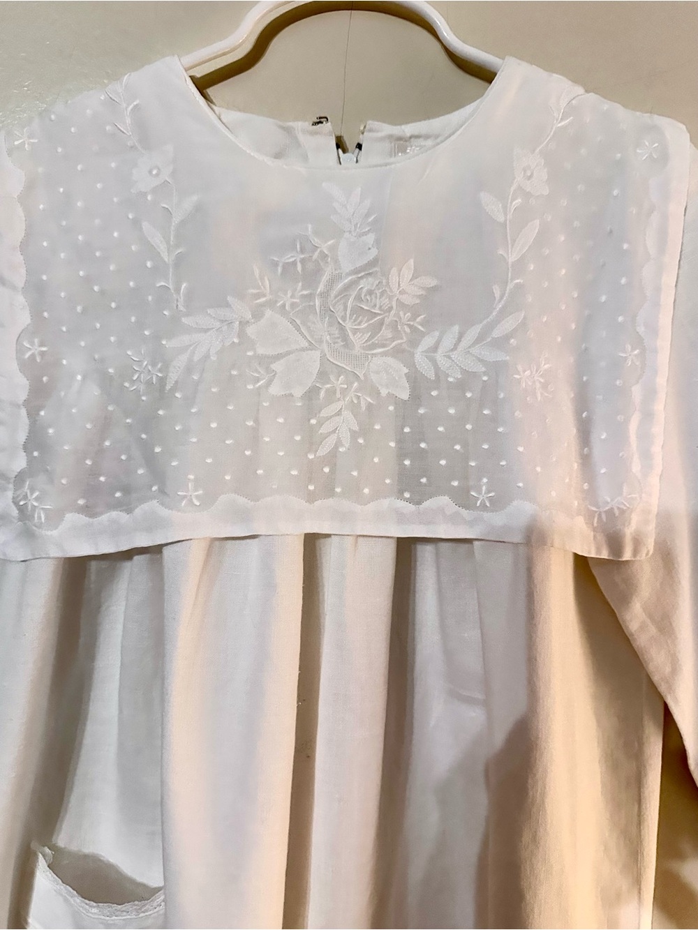 listing:

Part of vintage Paper White dresses from the same family. - Picture 2 of 5